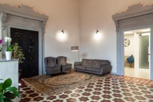 罗马IL Sole的客厅配有两把椅子和地毯。