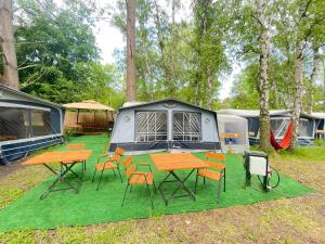 赫尔Your Camp Hel的营地配有桌椅和帐篷