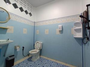 勿洞JW Homestay Betong เจ ดับบลิว โฮมสเตย์ เบตง的蓝色的浴室设有卫生间和水槽