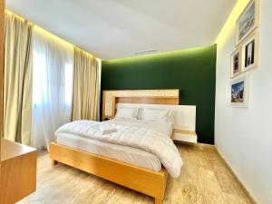 得土安Soho Boutique Tetuán的一间卧室设有一张大床和绿色的墙壁