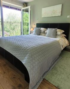 比沃辛Kingsley Cottage B & B的卧室设有一张大床,卧室设有大窗户