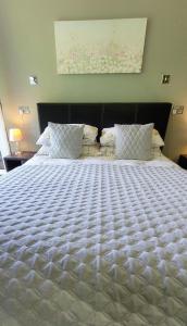 比沃辛Kingsley Cottage B & B的卧室配有一张带白色床单和枕头的大床。