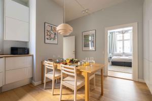 哥本哈根Stylish Flat at Best Location in CPH by The Canals的厨房以及带桌椅的用餐室。