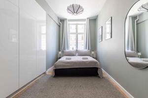 哥本哈根Stylish Flat at Best Location in CPH by The Canals的一间卧室配有一张床和镜子