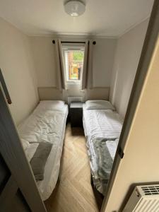 洪德洛Luxe uitgerust vakantiehuis op de Veluwe的小型客房 - 带2张床和窗户