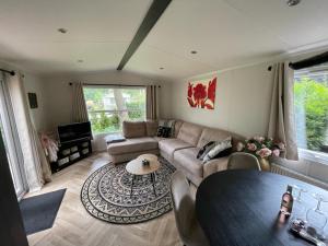洪德洛Luxe uitgerust vakantiehuis op de Veluwe的客厅配有沙发和桌子
