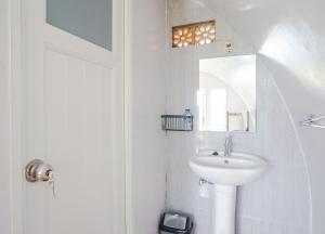 PadanganRainbow Glamping的白色的浴室设有水槽和镜子