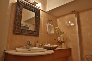 尼科西亚Sofouli Suites的一间带水槽和镜子的浴室