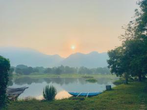 丹不拉Samabe Lake的湖上,在岸边,在日落时分