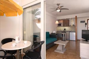 英格兰海滩蒙特梅约公寓的客厅以及带桌椅的厨房。