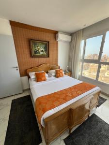 亚历山大Sea View Paradise的一间卧室设有一张大床和一个大窗户
