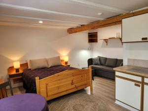 MiddletonEdelweiss Inn Nova Scotia的一间卧室配有一张床和一个沙发