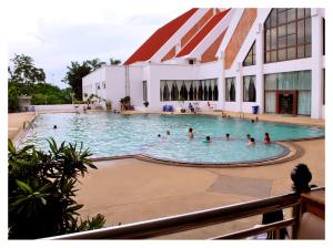 加拉信里姆保酒店的一群人在一座建筑物的游泳池里