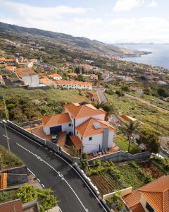 加乌拉Casa do Mundo Madeira的享有村庄空中和道路的景色