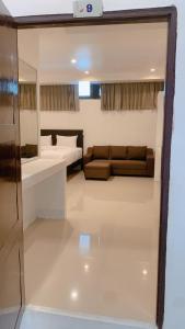 涛岛Amazing Inn Koh Tao的客厅配有沙发和1张床