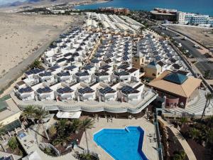科斯塔卡玛Hotel Esmeralda Maris by LIVVO的享有带游泳池的度假村的空中景致