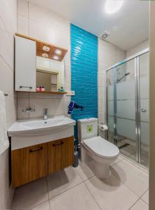 伊斯坦布尔ROYAL TAKSIM SUITES的浴室配有卫生间、盥洗盆和淋浴。