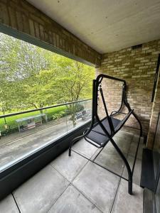 伦敦Cosy 1 Bed Apartment near Excel London的坐在街道旁窗台上的椅子