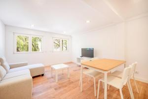 帕苏迪阿尔库什GuestReady - Arcos Residence near the beaches的客厅配有桌子和沙发