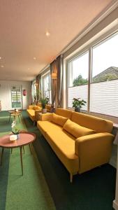 格洛米茨WannerHus Hotel的带沙发和桌子的客厅以及窗户。