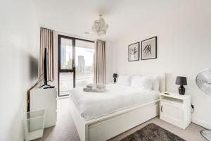 伦敦GuestReady - Olympic Park City Living的白色的卧室设有白色的床和窗户。