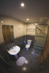 皮德拉菲塔德雅卡Rincón de bachatos的一间带水槽和卫生间的浴室