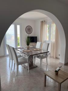 利勒鲁斯Appartement rez de villa的一间带桌椅的用餐室