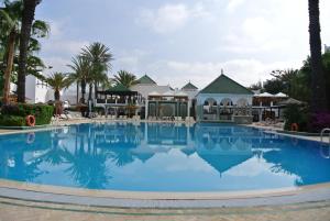 阿加迪尔Valeria Jardins d'Agadir - All In的棕榈树度假村的大型游泳池