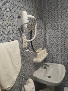 桑提亚纳德玛罗希达罗斯酒店的一间带水槽和淋浴的浴室