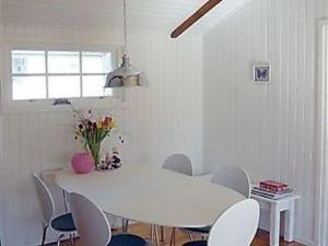 门斯特罗斯Schönes Ferienhaus in Mönsterås mit Garten, Terrasse und Grill的白色的用餐室配有白色的桌椅