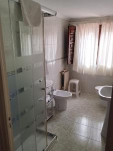 桑提亚纳德玛罗希达罗斯酒店的带淋浴、卫生间和盥洗盆的浴室