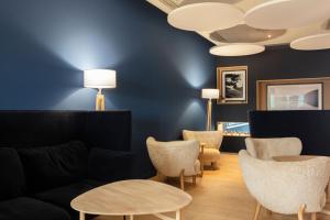 伊苏瓦尔Hôtel & Restaurant Origines par Adrien Descouls - Teritoria的客厅配有沙发和椅子