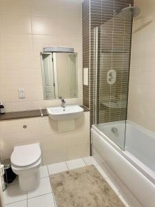 伦敦Cosy 1 Bed Apartment near Excel London的浴室配有卫生间、盥洗盆和淋浴。