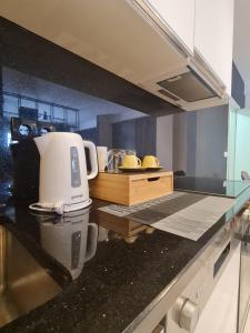 GnjilaneApartment 06的厨房配有台面上的咖啡壶
