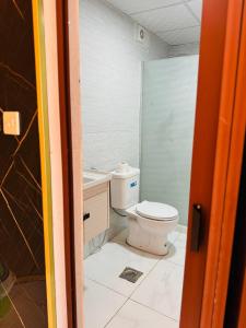 瓦迪拉姆Siwar Luxury Camp的一间带卫生间和水槽的浴室