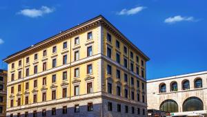 罗马焦贝尔蒂艺术酒店的两座楼前的一座黄色大建筑
