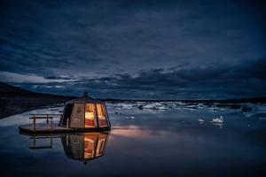 霍夫Fjallsarlon - Overnight adventure的夜间在水中的小船