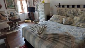 阿尔代亚伊尔卡萨莱德尔索尼奥住宿加早餐旅馆的一间卧室配有一张大床和一个梳妆台