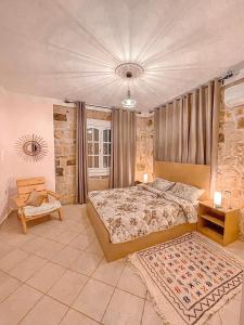 丹吉尔Dar Bakkali Nadi的一间卧室配有一张特大号床和一张桌子
