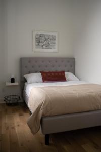 蒙特利尔Maison Rasco by Luxury In Transit的一间卧室配有一张带红色枕头的大床