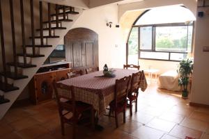 拉泰尔扎La Ferula的厨房以及带桌椅的用餐室。