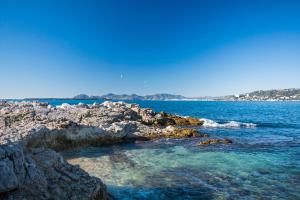 胡安莱潘Le Juanais Côte d'Azur - parking privé的岩石水体的景色