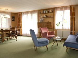 伦克Apartment Pony 5-Bettwohnung by Interhome的客厅配有沙发、椅子和桌子