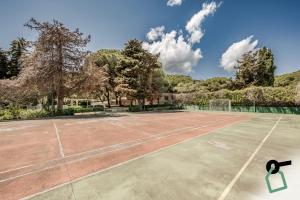 拉科纳HOTIDAY Hotel Isola D'Elba的网球场的图片