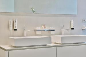 梅拉诺Wosching Haus Roemer Living的白色浴室内的2个白色水槽
