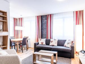 英格堡Apartment TITLIS Resort 2-Zimmer Wohnung 6 by Interhome的客厅配有沙发和桌子