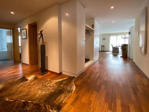 库尔瓦尔登Apartment Plugge by Interhome的大型客厅铺有大型木地板。