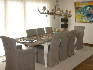 库尔瓦尔登Apartment Plugge by Interhome的一间带木桌和椅子的用餐室