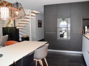 库尔瓦尔登Apartment Raber by Interhome的一间带桌椅和楼梯的厨房