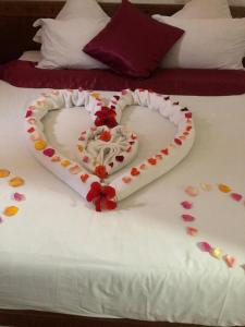 马拉喀什伊米勒希勒格兰德酒店的花床上心形蛋糕